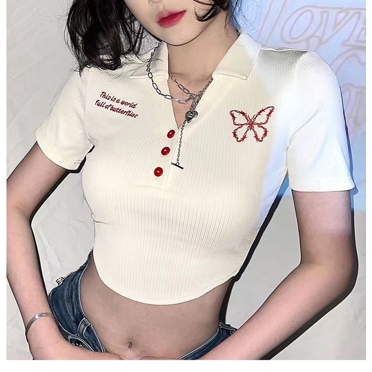 Summer Spice เสื้อยืดครอปปักผีเสื้อของผู้หญิงแขนสั้นคอวี