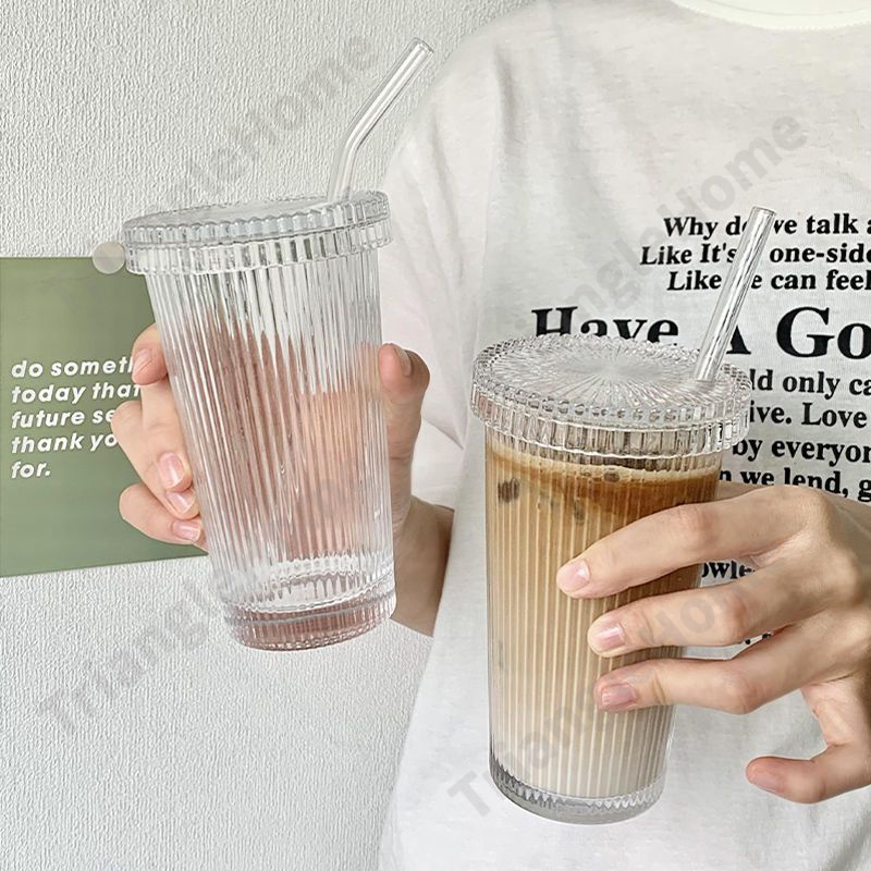 แก้วกระเป๋าใสถ้วยแก้วกาแฟใสสไตล์อินพร้อมฝาปิด ถ้วยเครื่องดื่มมูลค่าสูงสำหรับนมและกาแฟ แก้วน้ำมีฝาปิดดีไซน์เรียบง่าย