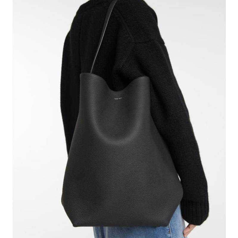 The *** กระเป๋าแถวหนังแท้ความจุขนาดใหญ่แบบพกพากระเป๋าสะพายไหล่ High-End Commuter Tote Bag