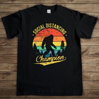 [S-5XL] Gildan เสื้อยืดลําลอง แขนยาว พิมพ์ลาย Bigfoot Social Distancing เข้ากับทุกการแต่งกาย สําหรับผู้ชาย 506215