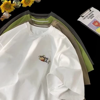 【ไซซ์ M-5XL】เสื้อยืด ทรงหลวม พิมพ์ลายตัวอักษร ดินสอสี Shinshin พิมพ์การ์ตูนอะนิเมะ สไตล์เกาหลี พลัสไซซ์ แฟชั่น สําหรับผู้ชาย