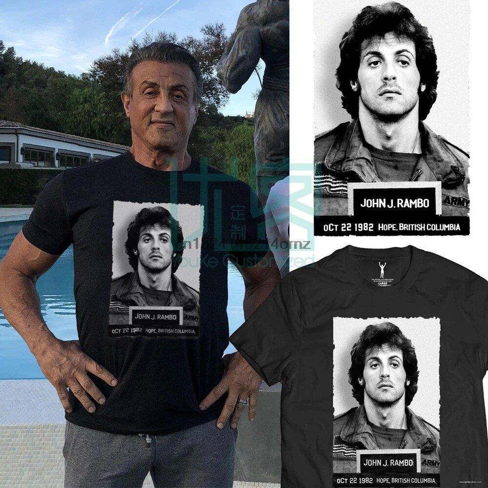 พร้อมส่ง  Shy-เสื้อยืดผช Yuanl5 Brand First Blood John J Rambo Mugshot 10 22 1982 Stallone เสื้อยืดล