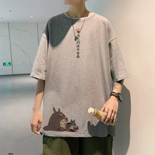 Fashionyou (🔥พร้อมส่ง🔥) ⚜️เสื้อยืดสีพื้น Oversize🏆M - 8XL เสื้อยืดแขนสั้น พิมพ์ลายการ์ตูน Totoro ทรงหลวม ขนาดใหญ่ แฟชั่นฤดูร้อน สไตล์ญี่ปุ่น สําหรับผู้ชาย