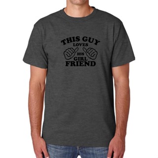 [S-5XL] ใหม่ เสื้อยืด พิมพ์ลาย "THIS GUY LOVES HIS GIRL FRIEND" สําหรับผู้ชาย ผู้หญิง