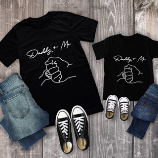 เสื้อยืดลําลอง แขนสั้น พิมพ์ลาย Daddy And Me เหมาะกับของขวัญวันพ่อ สําหรับผู้ชาย ครอบครัว