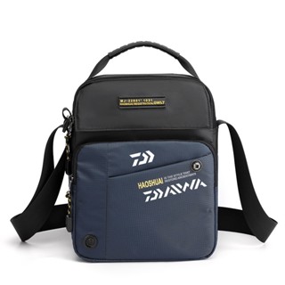 Daiwa ใหม่ กระเป๋าสะพายไหล่ลําลอง อเนกประสงค์ จุของได้เยอะ เหมาะกับการพกพาเดินทาง เล่นกีฬากลางแจ้ง แฟชั่นสําหรับผู้ชาย 2023