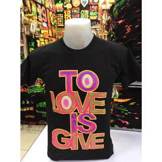 สไตล์ใหม่ (TO LOVE IS GIVE) เสื้อยืดสกรีนลายสะท้อนแสง สุดเท่ห์ ดีไซน์ลำสมัย ไม่ตกเทรนด์แน่นอน เสื้อยืดนีออน คอกลมสามารถป