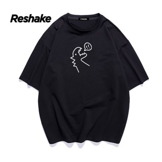 【ใหม่】【hot sale】🚗พร้อมส่ง🚗Reshake เสื้อยืดแขนสั้นผู้ชายเทรนด์หลวมครึ่งแขนครึ่งแขนนักเรียนฤดูร้อนการพิมพ์ทั้งหมด เสื้อท