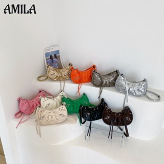 AMILA สินค้าใหม่กระเป๋ามอเตอร์ไซค์กระเป๋าใต้วงแขนหมุดย้ำพู่เสี้ยวพับกระเป๋าไหล่เดียวกระเป๋าใต้วงแขนหญิง