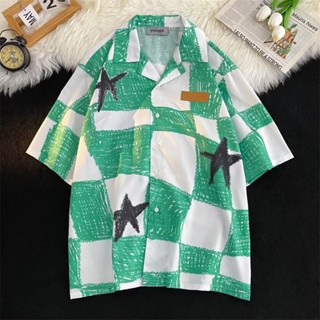 เสื้อเชิ้ตแขนสั้นลําลอง คอปก พิมพ์ลายกราฟฟิติภาษาอังกฤษ และดาวห้าแฉก ทรงหลวม สไตล์เกาหลี ฮาวาย แฟชั่นฤดูร้อน สําหรับผู้ชาย
