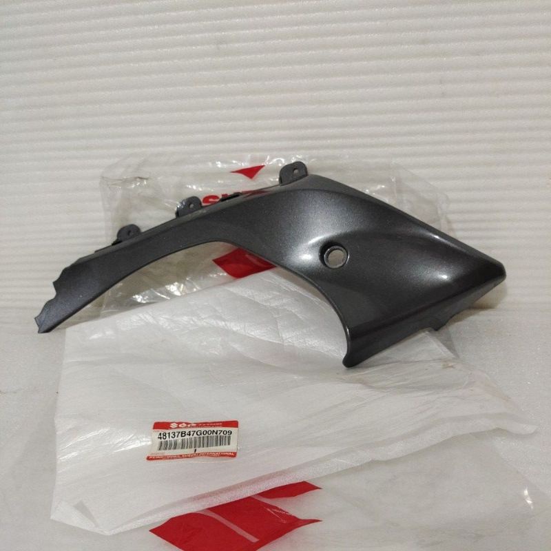 Legshield leksil ล่าง Grey Metallic Right Suzuki Arashi 125 Original 48137B47G00N709 Original - TOPS