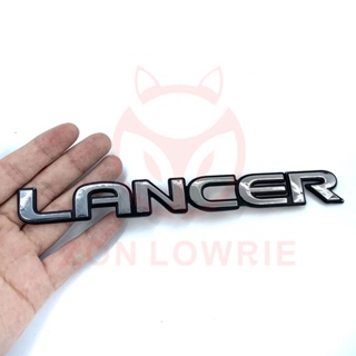 1 x ABS โครเมี่ยม LANCER โลโก้รถ ด้านหลังอัตโนมัติ สติกเกอร์ตราสัญลักษณ์ สติกเกอร์รูปลอก สําหรับ MITSUBISHI LANCER