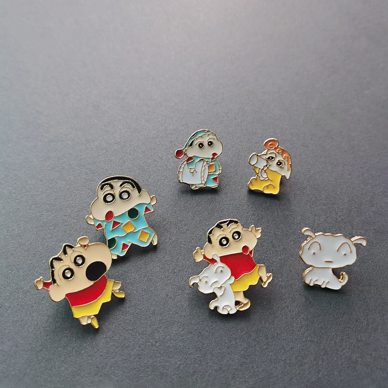เครื่องประดับ เข็มกลัด โลหะผสม ป้องกันแสงสะท้อน ลายการ์ตูนชินจังน่ารัก สไตล์ญี่ปุ่น สําหรับผู้ชาย และผู้หญิง