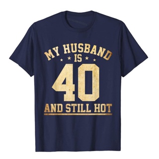 เสื้อยืด พิมพ์ลาย My Husband Is 40 And Still Hot 40Th Birthday สําหรับผู้ชาย