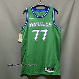 【คุณภาพสูง】ใหม่ ของแท้ NBA Dallas Mavericks สําหรับผู้ชาย #77 เสื้อกีฬาแขนสั้น ลายทีม Luka Doncic Green Hardwood Classics Swingman ปี 2020-21