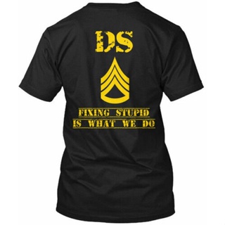 เสื้อยืด ลายดอกสว่าน Sergeant Fixing Stupid What We Do Ds Is