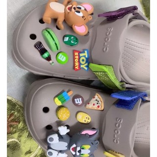 ชุดของเล่นตุ๊กตาการ์ตูน Tom and Jerry Jibbits Toy Story Jibits Crocs Pin Bear Choco Shoe Charms Mouse Cat Jibitz สําหรับผู้หญิง