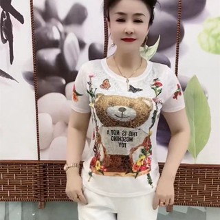เสื้อยืดคอกลม แขนสั้น พิมพ์ลายหมีน้อย ประดับเพชร ทรงหลวม แฟชั่นฤดูร้อน สําหรับผู้หญิงวัยกลางคน 2023