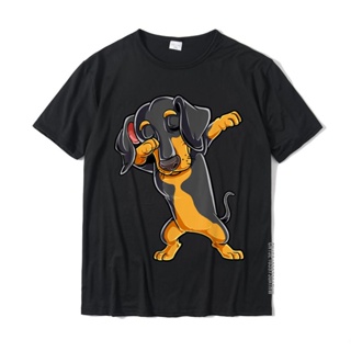 【Hot】เสื้อยืดลําลอง ผ้าฝ้าย แขนสั้น พิมพ์ลาย Dabbing Dachshund เหมาะกับของขวัญเต้นรํา สําหรับผู้ชาย