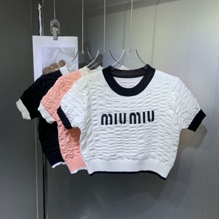 ใหม่ เสื้อยืดกันหนาว แขนสั้น พิมพ์ลาย Miu Miu 2023