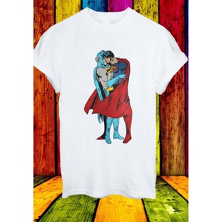 [S-5XL]ข้อเสนอพิเศษ เสื้อยืด พิมพ์ลาย Batman Superman Kiss Gay Pride LGBT Justice League สําหรับผู้ชาย และผู้หญิงS-5XL