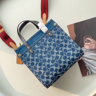 Field Tote 22 In Signature Denim CA580 ผู้หญิง กระเป๋า กระเป๋าถือ COAC H กระเป๋าสะพายไหล่คลาสสิค