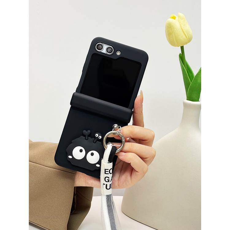 แฟชั่นเกาหลีน่ารักการ์ตูนสีดํา Briquettes สายคล้องมือสําหรับ Samsung Galaxy Z Flip 6 5 4 3 5G Flip5 Zflip5 Zflip6 บานพับป้องกันปกหลัง
