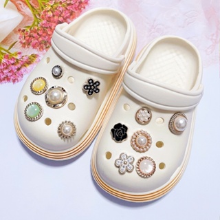 CROCS Jibbitz ชุดเครื่องประดับ จี้รูปดอกไม้ ประดับเพชรคริสตัล ไข่มุก สําหรับรองเท้าผู้หญิง