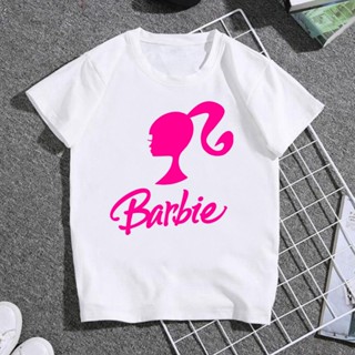 Barbieเสื้อยืดแขนสั้น พิมพ์ลายกราฟฟิคบาร์บี้ สีขาว สําหรับผู้หญิง