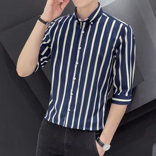 เสื้อเชิ้ตแขนห้าส่วน 3 4 ส่วนลําลอง ลายทาง เข้ากับทุกการแต่งกาย สไตล์เกาหลี สําหรับผู้ชาย มีสีดํา สีขาว สีกรมท่า