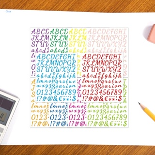 สติกเกอร์ตัวอักษร Chua Typographic ใช้งานง่าย และถอดออกได้จากด้านบนที่เรียบเนียน