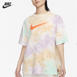 【พร้อมส่ง】ของแท้ 100% NIKE เสื้อยืดคอกลม แขนสั้น พิมพ์ลายโลโก้ ขนาดใหญ่ ระบายอากาศ สําหรับผู้หญิง FJ7731