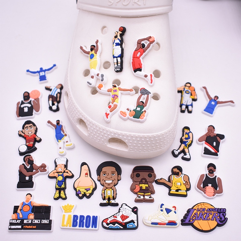 การ์ตูนบาสเกตบอล Jibits ออกแบบ NBA ออกแบบ Pin Lakers designks Jibitz Charm Kobe Bryant jibits สําหรับเด็กรองเท้าอุปกรณ์เสริม