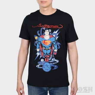 [S-5XL]DOSH:MENS T-SHIRTSเสื้อยืด คอกลม แขนสั้น ผู้ชาย สีดำ ลิขสิทธิ์พิมพ์ลายSUPERMAN รุ่นESMT5014-BL