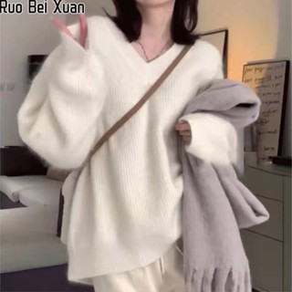 Ruo Bei Xuan เสื้อสเวตเตอร์คอวีสีขาวใหม่ของผู้หญิงคุณภาพสูงสไตล์ขี้ผึ้งนุ่มด้านล่างเสื้อด้านล่างด้านใน