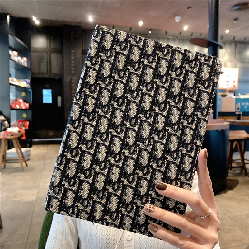 เคสหนัง ฝาพับ ลายตัว D พร้อมช่องใส่บัตร หรูหรา สําหรับ iPad Air 5 4 3 2 1 Mini 6 iPad Pro 11 2022 2021 2020 2018 10th 9th 8th 7th 10.9 10.5 10.2 9.7