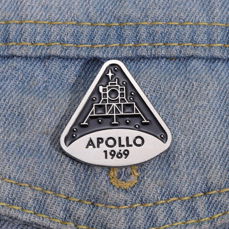 Commemorating 1969 Apollo เข็มกลัดโลหะ ทรงสามเหลี่ยม ลายดวงจันทร์ ทรงเรขาคณิต อุปกรณ์เสริม สําหรับติดกระเป๋าเป้สะพายหลัง