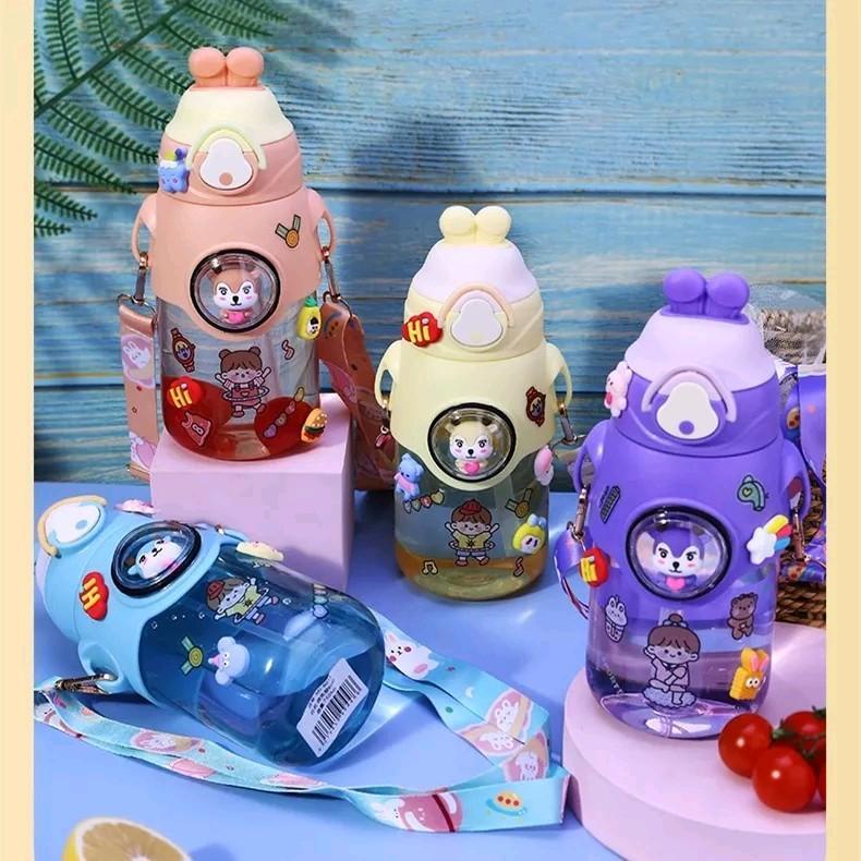 กระติกน้ำสำหรับเด็กแบบใส ขวดน้ำขนาด 750 ml ขวดน้ำสำหรับพกพา
แถมฟรีสติ๊กเกอร์ 3D สุดน่ารัก พร้อมสายคล