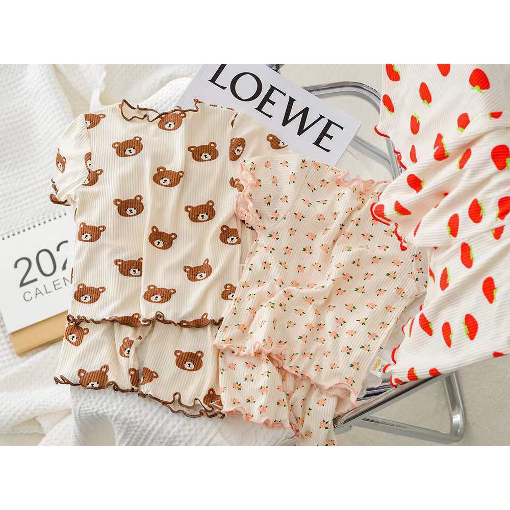 [ML] 90-140 ซม. ผ้าเรยอน ฤดูร้อน สไตล์ใหม่ เด็กผู้หญิง สวมใส่ด้านนอก แขนสั้น ลายดอกไม้ สูท เด็ก ฤดูร้อน สองชิ้น ชุดนอนเวอร์ชั่นเกาหลี ตะวันตก