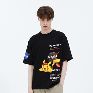 เสื้อยืด พิมพ์ลายการ์ตูนนักบินอวกาศ Pikachu Co-Branded  ทรงหลวม สไตล์สตรีท สําหรับผู้ชาย และผู้หญิง 2023