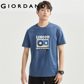 GIORDANO ผู้ชาย เสื้อยืดคอกลมแขนสั้นพิมพ์ลายวินเทจผ้าฝ้ายถัก Free Shipping 13093203