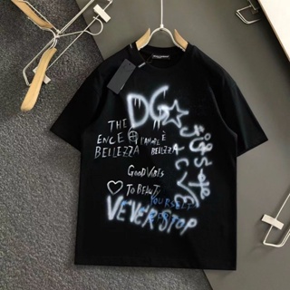 Dg เสื้อยืด พิมพ์ลายตัวอักษร เพ้นท์มือ สามมิติ แฟชั่นฤดูร้อน สําหรับผู้ชาย และผู้หญิง 2023