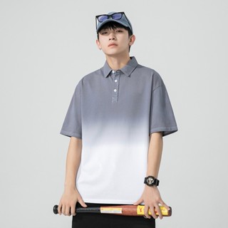 พร้อมส่ง เสื้อยืดแขนสั้น คอปกโปโล ผ้าฝ้าย ทรงหลวม แต่งไล่โทนสีเทา แฟชั่นฤดูร้อน สําหรับผู้ชาย