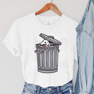 เสื้อยืด พิมพ์ลายการ์ตูนสัตว์ Opossum In The Trash Can สไตล์ฮาราจูกุ