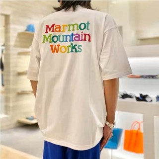 ((พร้อมส่ง) Beams เสื้อยืดแขนสั้นลําลอง พิมพ์ลายตัวอักษร สีรุ้ง ทรงหลวม สําหรับผู้ชาย และผู้หญิง