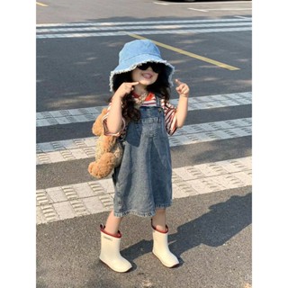 Korean style childrens wear girls suit 2023 summer childrens sweet cool denim suspender skirt with striped T-shirt two-piece suit LUOU