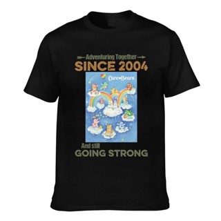 Gildan เสื้อยืดผ้าฝ้าย พิมพ์ลาย Care Bears In The Clouds Adventuring Together Since 2004 คุณภาพดี