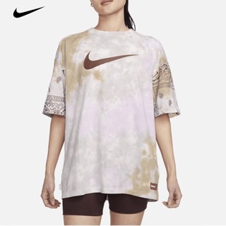 Nike ของแท้ 100% เสื้อยืดคอกลม แขนสั้น พิมพ์ลายโลโก้ มัดย้อม ตะขอใหญ่ ระบายอากาศ โอเวอร์ไซซ์ สําหรับผู้หญิง FJ7731