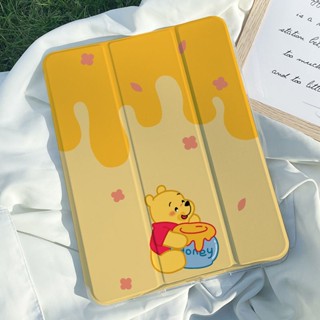 วินนี่เดอะพูห์ ลายการ์ตูน กันกระแทก สร้างสรรค์ เคสiPad อะคริลิ เคสไอเเพด พร้อมถาดใส่ปากกา ฝาหลังใส Compatible For เคสไอเเพด Gen9 เคสไอเเพด Gen10 เคสไอเเพด Air5 เคสไอเเพด Air4 เคสไอเเพด Mini 6 iPad 2022 iPad Air5 iPad 2021 Gen9 iPad 2020 Gen8 iPadPro 2021