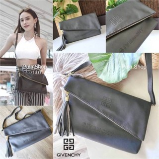 กระเป๋าถือหรือสะพายข้างผู้หญิง สีเทา Giv Parfums Black Leather Clutch 005P